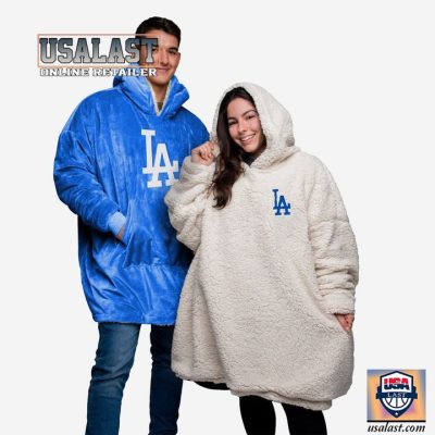 rx8ifiS0-los-angeles-dodgers-light-blue-sherpa-hooded-blanket-3-1arRJ.jpg